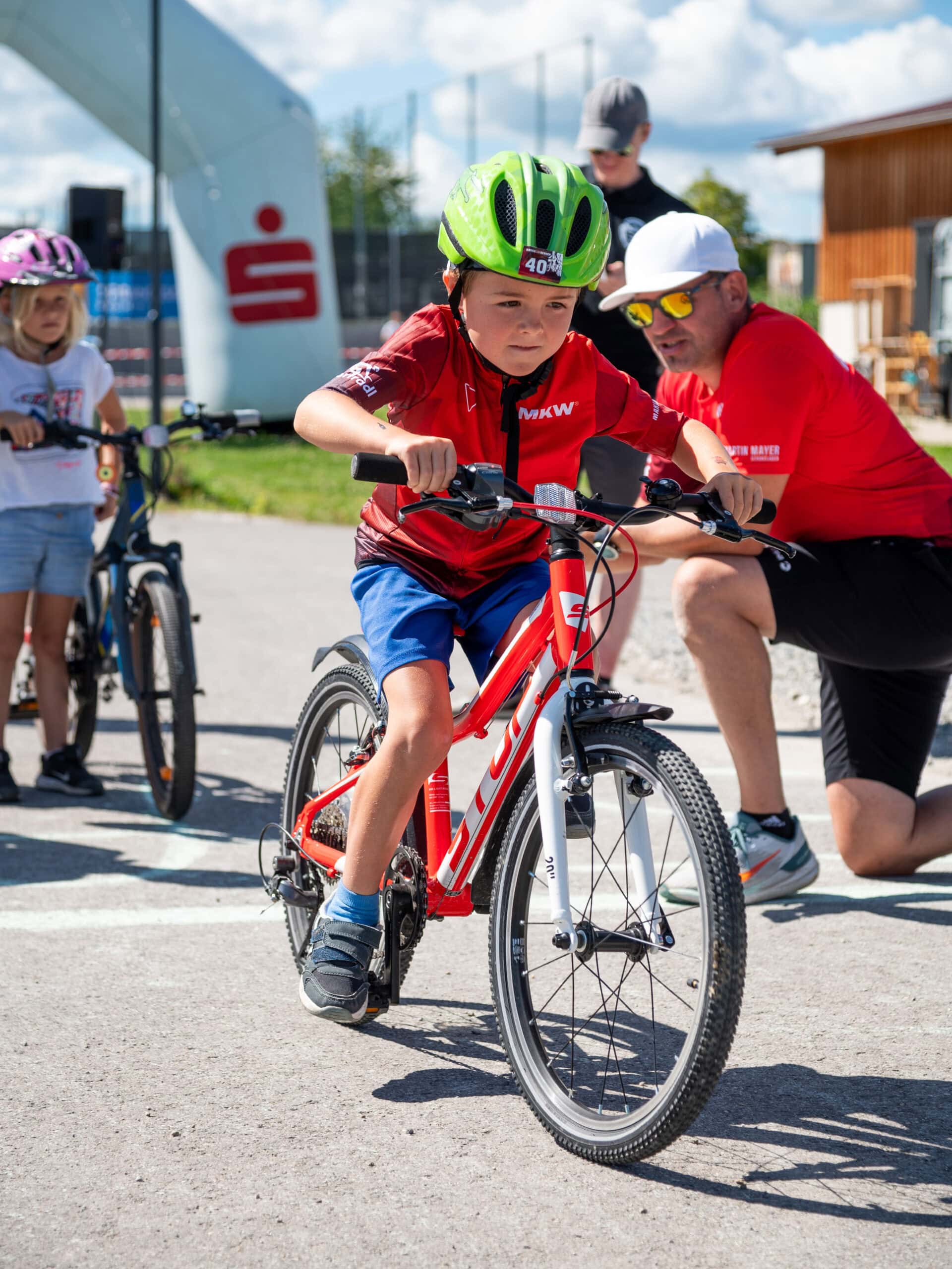 Kinder beim Radrennen in Weibern